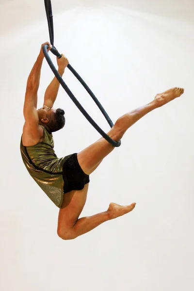 Male Gymnast Mexican Crafting Solo Aerial Routine Ring Demonstrating High — Stock Photo, Image