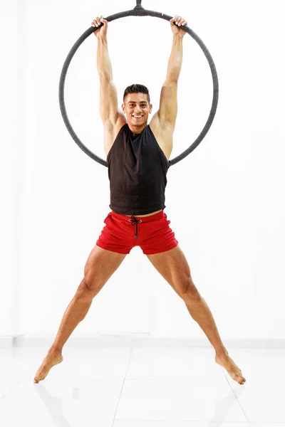 Solo Gymnastics Studio Mexican Man Aerial Gymnast Exhibits Strength Agility — Stock Photo, Image