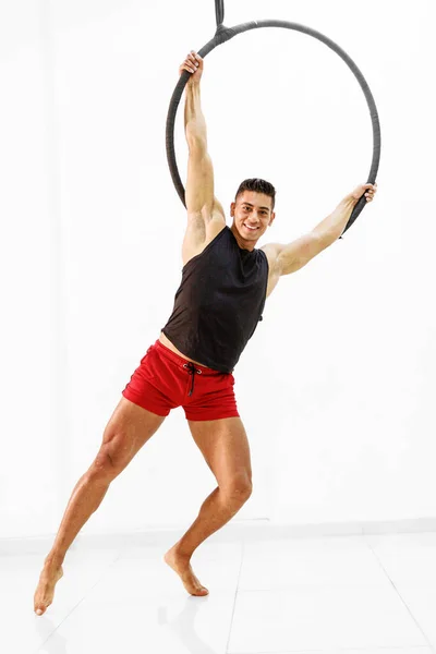 Solo Aerial Ring Performance Mexican Gymnast Showcases Muscular Control Athleticism — Stock Photo, Image