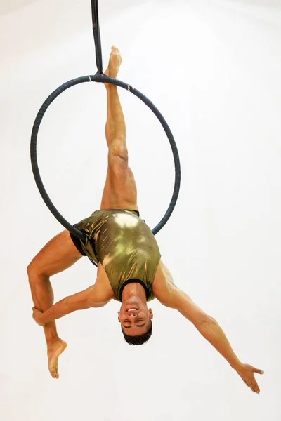 Ginasta Mexicana Homem Executando Movimentos Dinâmicos Anel Aéreo Uma Exibição — Fotografia de Stock