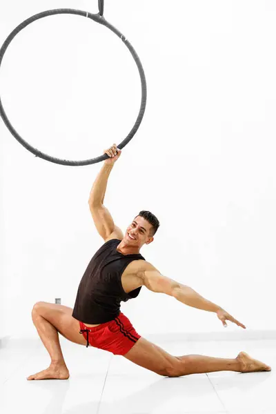 Cirque Style Performance Mexican Gymnast Man Engages Dynamic Movements Aerial — Stock Photo, Image
