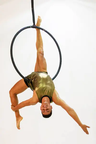 Mexikói Tornász Ember Végrehajtása Dinamikus Mozgások Levegőben Gyűrű Egy Cirque Jogdíjmentes Stock Fotók