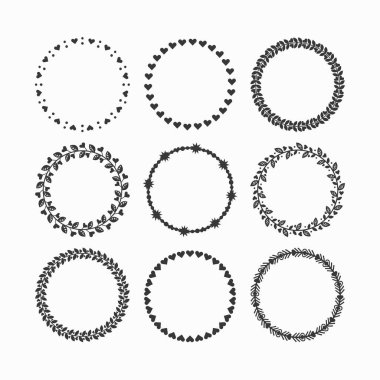 Siyah mürekkep ve izole edilmiş boş kalp ve çerçeve için belirlenmiş sınır dekoratif çelenkleri, amblemler, rozetler ve pul tasarımı unsurları bırakıyor