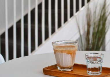 Beyaz arkaplanlı buzlu kirli kahve.