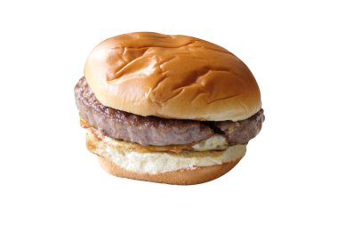 Beyaz arkaplanı olan sığır etli hamburger.