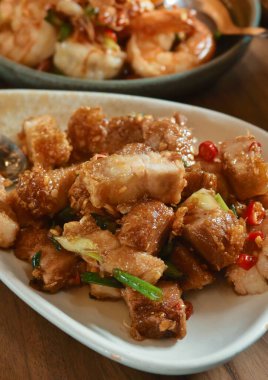 Acı biber ve sarımsakla pişirilmiş domuz eti.