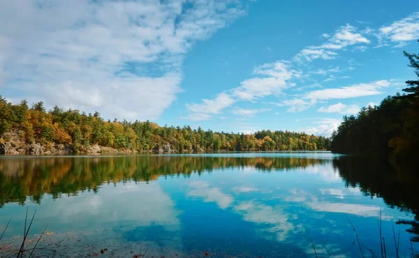 Pembe Göl, Gatineau, Quebec, Kanada Sonbahar sezonu boyunca renkli ağaçlarla