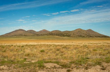 Utah çölünde parlak mavi gökyüzü olan küçük dağlar ya da tepeler