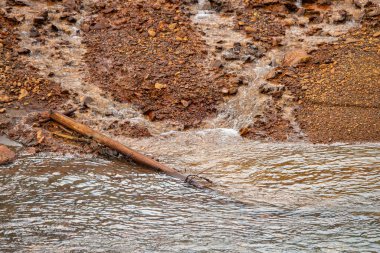 Kuzey Kaliforniya 'daki terk edilmiş bir madenden zehirli turuncu sülfür sızıntısı