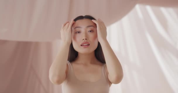 Ung Charmig Asiatisk Flicka Bär Perfekt Naturlig Makeup Poserar Professionell — Stockvideo