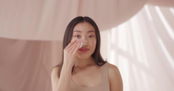 Młody Słodkie Azji Dziewczyna Model Zmywanie Lekki Nagi Makijaż Bawełny — Wideo stockowe