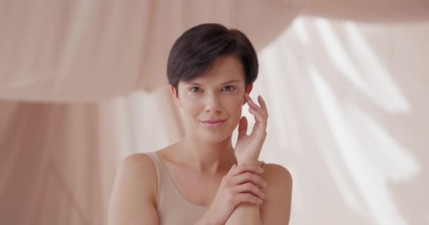 Close Portret Pięknej Uroczej Modelki Lekkim Nagim Makijażem Pozowanie Dotykające — Wideo stockowe