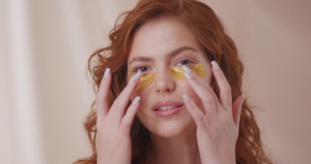 Close Muda Cantik Menarik Jahe Wanita Menerapkan Tambalan Mata Mengenakan — Stok Video