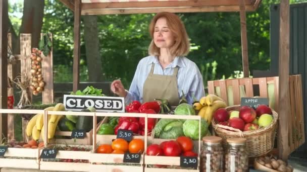 Mujer Caucásica Feliz Mediana Edad Que Vende Verduras Frutas Ecológicas — Vídeo de stock