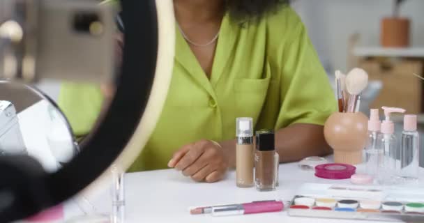 Primer Plano Bastante Maquillaje Artista Bloguero Registro Cosméticos Belleza Producto — Vídeos de Stock