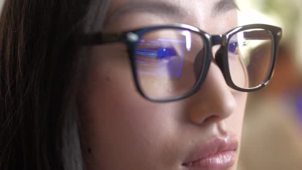 Visão Close Jovens Lindas Programadoras Femininas Profissionais Que Codificam Óculos — Vídeo de Stock
