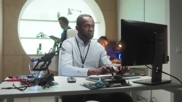Porträtt Fokuserad Framgångsrik Afrikansk Man Specialist Som Arbetar Dator Skriva — Stockvideo