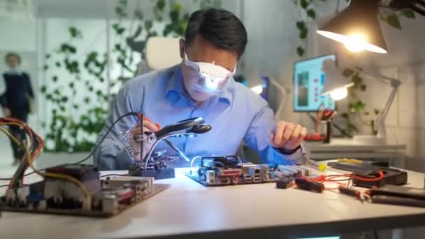 Hizmet Merkezi Nin Akıllı Asyalı Teknisyeninin Portresi Mikroçipleri Lehimliyor Bilgisayar — Stok video