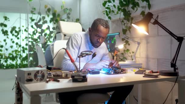 Portrait Professional African Technician Using Multimeter Check Resistance Motherboard Fixing — 비디오