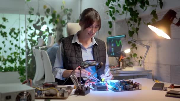 年轻快乐的专业女维修工用焊接主板固定计算机的肖像 迷人而专注的高加索女人在修理Pc微笑的部件 — 图库视频影像