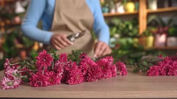 Крупный План Красивых Цветов Зрелая Флористка Делает Букет Режет Ветви — стоковое видео