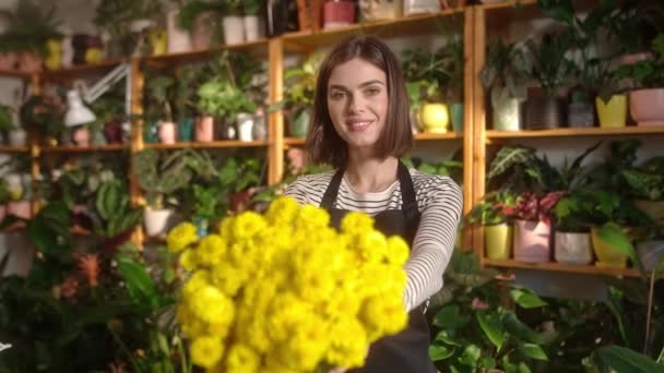 Портрет Милой Девушки Работающей Флористом Современном Цветочном Магазине Красивым Большим — стоковое видео