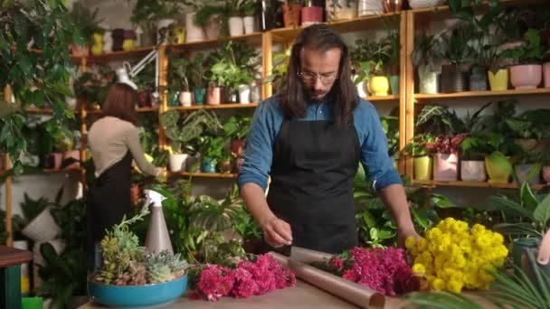 Retrato Floristas Masculinos Bem Sucedidos Profissionais Focados Que Decoram Fazem — Vídeo de Stock