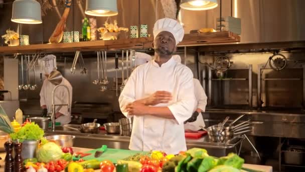 Porträt Eines Glücklichen Afroamerikanischen Kochprofis Der Der Schicken Restaurantküche Steht — Stockvideo
