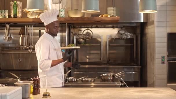 Портрет Успішного Афроамериканського Кухаря Який Подає Смачний Салат Носить Білу — стокове відео