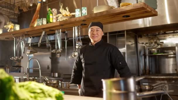 Retrato Feliz Guapo Alegre Chef Asiático Mirando Cámara Sonriendo Disfrutando — Vídeo de stock