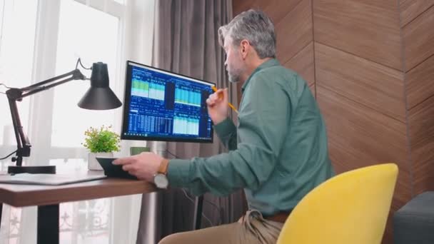 Wsteczny Widok Białego Siwego Brokera Pracującego Rynku Finansowym Notującego Notatniku — Wideo stockowe