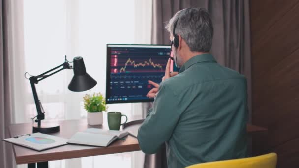 Rear Businessman Talking Headset Stock Market Man Broker Communicating Clients — Stock Video