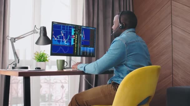 Portrét Obchodníka Sluchátkách Úsměvem Trhu Počítačovými Akciemi Šťastný Afroamerický Makléř — Stock video