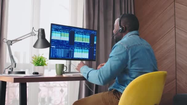 Hátul Boldog Afro Amerikai Férfi Bróker Fülhallgatóban Beszél Ügyféllel Nagy — Stock videók