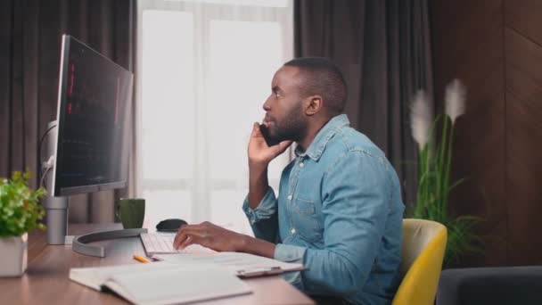 African American Arbetar Kontoret Talar Mobiltelefon Med Kunden Ekonomiska Projekt — Stockvideo
