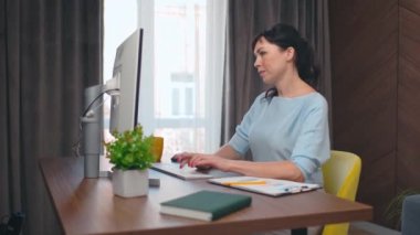 Kafkasyalı güzel bir kadının odaya girip bilgisayarın başında oturması. Klavyeye yazı yazan, işe konsantre olan, gülümseyen, keyifli bir kadın..