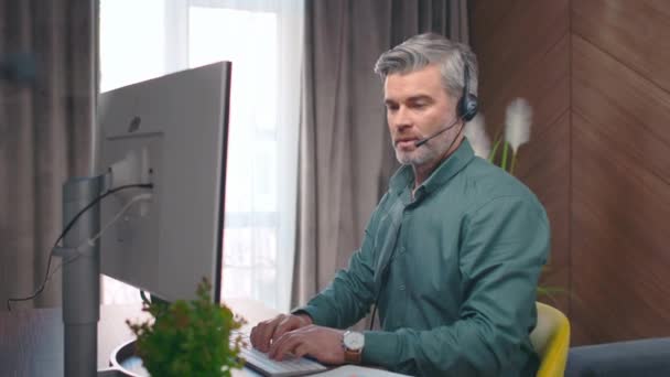 Caucasian Adult Manager Operator Sitting Monitor Communicating Headset Clients Workplace — Stock Video