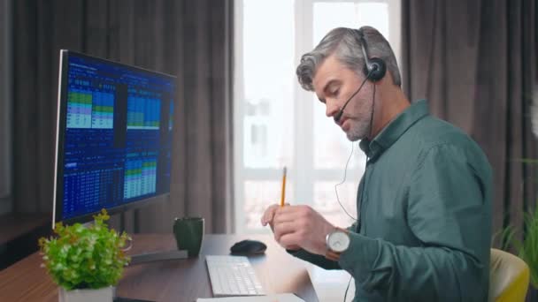 Empresário Sorridente Trabalhando Conversando Com Clientes Fone Ouvido Escritório Broker — Vídeo de Stock