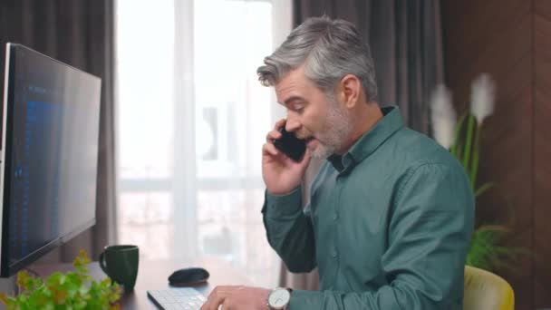 Uomo Broker Caucasico Che Lavora Ufficio Parla Telefono Cellulare Scambio — Video Stock