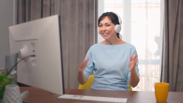 Vacker Vit Lycklig Kvinna Hörlurar Med Videochatt Vid Datorn Viftande — Stockvideo