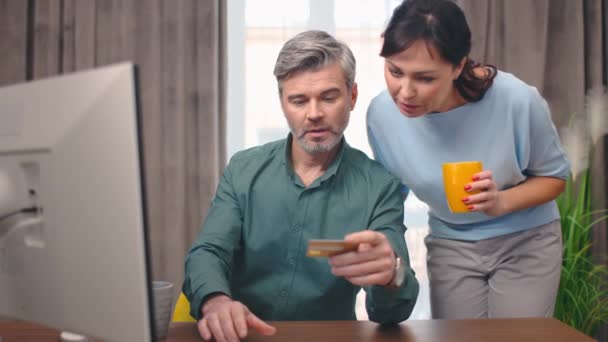 Zooming Out Caucasian Family Doing Online Shopping Handsome Husband Using — Stock Video
