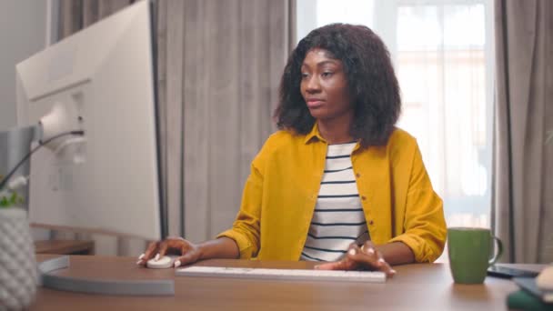 Afroamerykanka Piękna Kobieta Pracuje Rynkiem Siedzi Przy Komputerze Pokoju Biurowym — Wideo stockowe