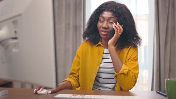 Atractiva Mujer Negocios Afroamericana Que Trabaja Oficina Habla Por Teléfono — Vídeos de Stock