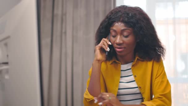 Виходячи Афроамериканка Працює Офісі Розмовляє Мобільному Телефону Про Роботу Жінка — стокове відео