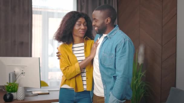 Kameraya Gülümseyen Mutlu Afrikalı Amerikalı Çiftin Portresi Bilgisayarın Yanında Duran — Stok video