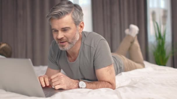 Dospělý Běloch Používá Ráno Počítač Pohledný Muž Ležící Pohodlné Ložnici — Stock video