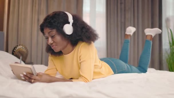 Belle Femme Afro Américaine Couchée Sur Lit Dans Chambre Matin — Video