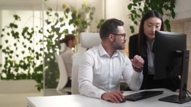 Tavsiye isteyen iki ofis çalışanının portresi. Çekici genç bayan yönetici ve modern bilişim şirketinde konuşan yetişkin profesyonel müteahhit. Meslektaşlar konsepti.