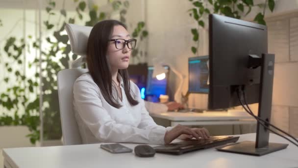 Portrét Úspěšné Asijské Programátorky Pracující Moderní Společnosti Atraktivní Profesionální Žena — Stock video