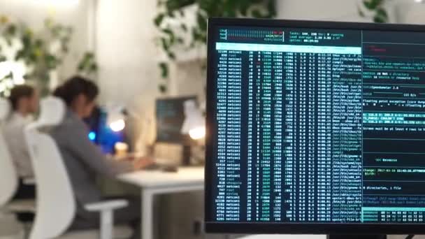 Számítógép Monitora Modern Cég Irodájában Nagy Adatbázis Kód Fiatal Sikeres — Stock videók